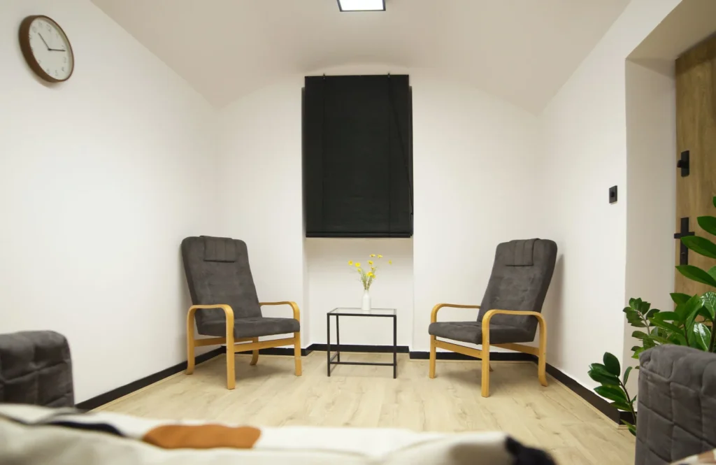 Sala fokus – rozmowy 1:1 i coaching Kameralna sala 13,5 m² z dźwiękoszczelnymi drzwiami, widok na ogród; idealna do spotkań 1:1 i rozmów z klientem w Krakowie