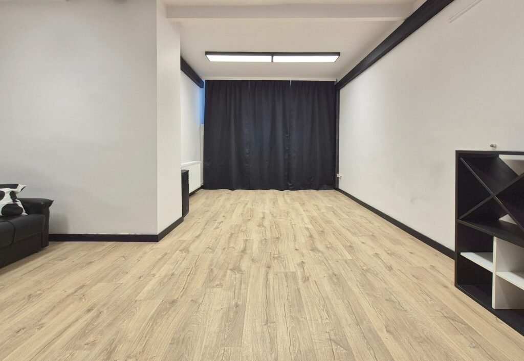 Kameralna sala spot 23 m² w Krakowie z meblami do warsztatów, regulowanym oświetleniem i dźwiękoszczelnymi drzwiami