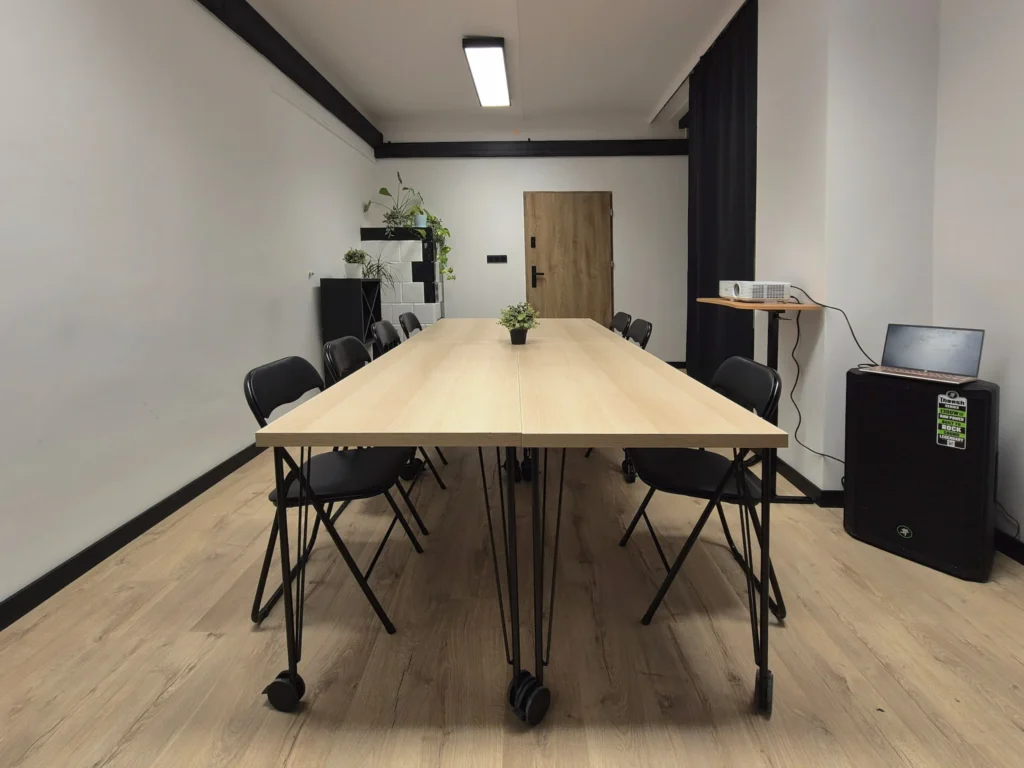 Sala spot– warsztaty Sala 23 m² w Krakowie z dźwiękoszczelnymi drzwiami i regulowanym oświetleniem, ustawione stoły i krzesła na warsztaty.